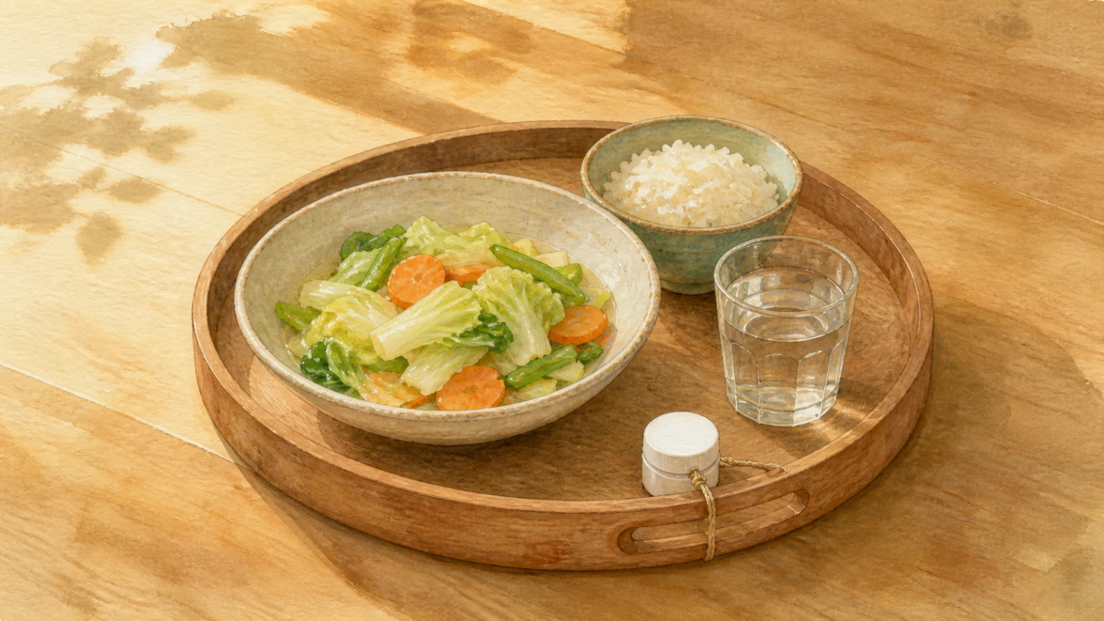 木托盤上擺著一份家常餐食:一碗青菜、一碗飯與一杯水;托盤角落有一個素面小藥罐,用細繩綁在托盤把手上拿不下來,體積比那一餐小得多。